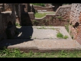 06616 ostia - regio iv - insula v - terme delle sei colonne (iv,v,10-11) - decumanus maximus - latrine (k) - bli ri norden.jpg